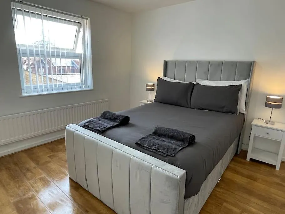 New! 4 Bedroom London House With Garden And Lawn Holiday home
