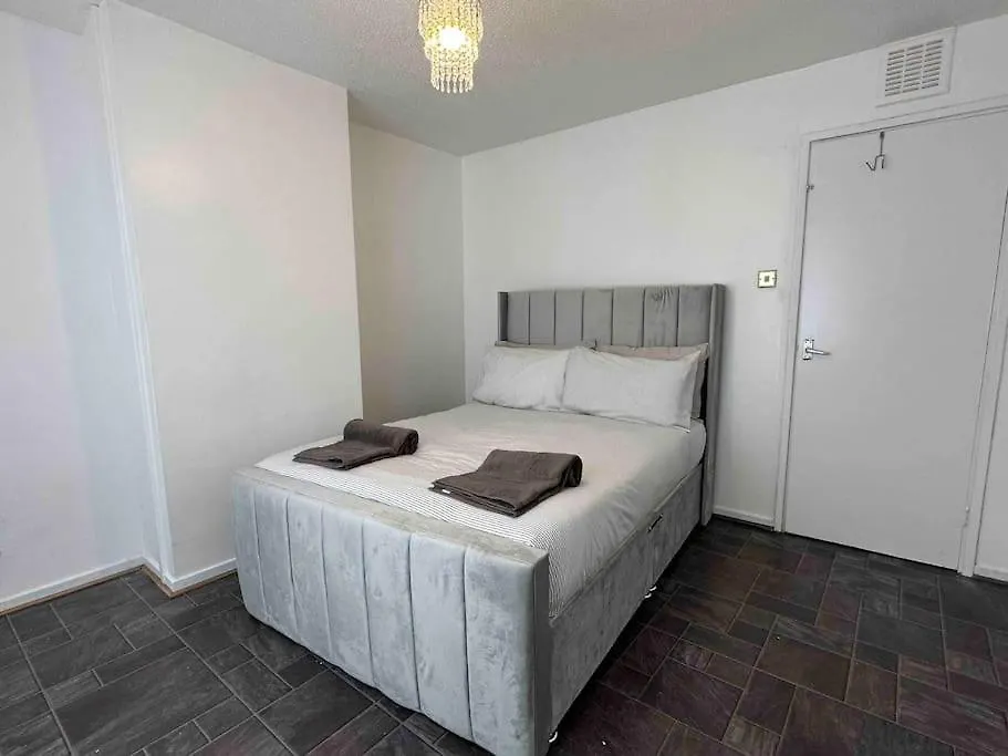 New! 4 Bedroom London House With Garden And Lawn Holiday home