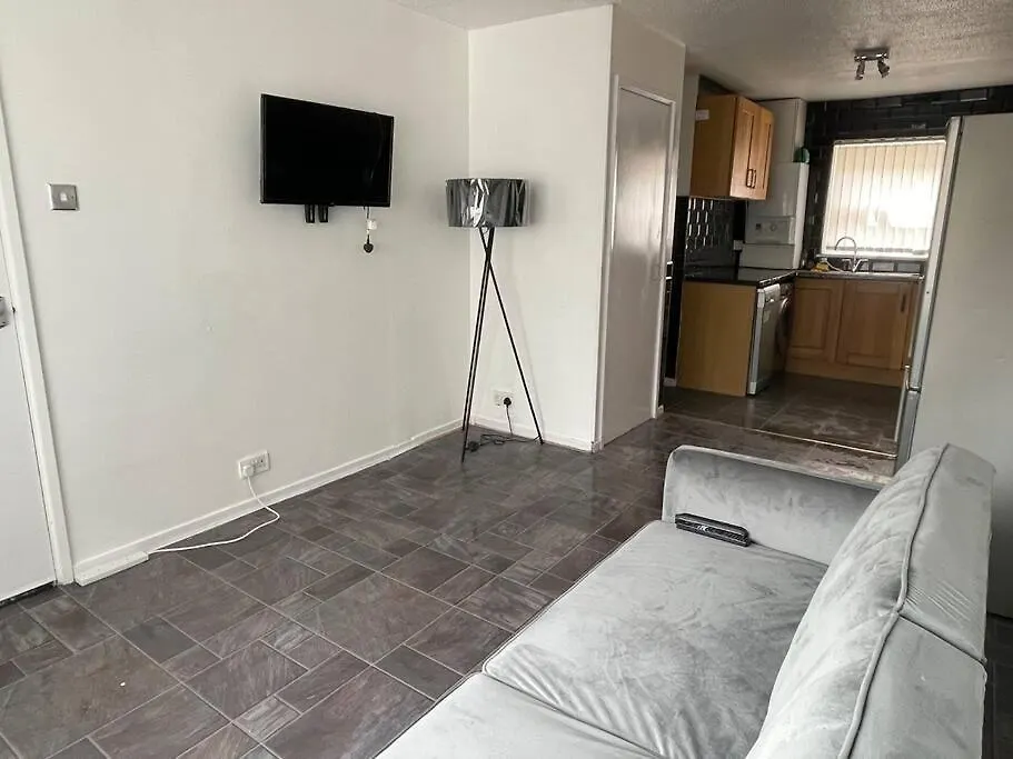 New! 4 Bedroom London House With Garden And Lawn