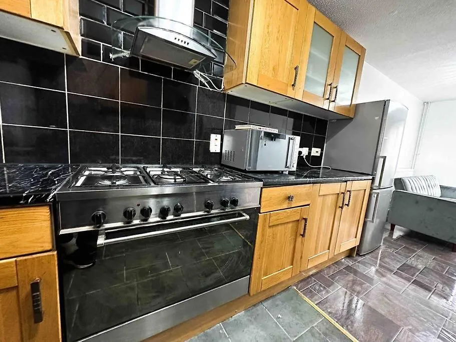 New! 4 Bedroom London House With Garden And Lawn