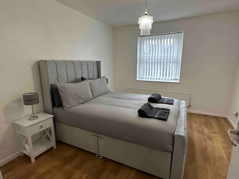 New! 4 Bedroom London House With Garden And Lawn