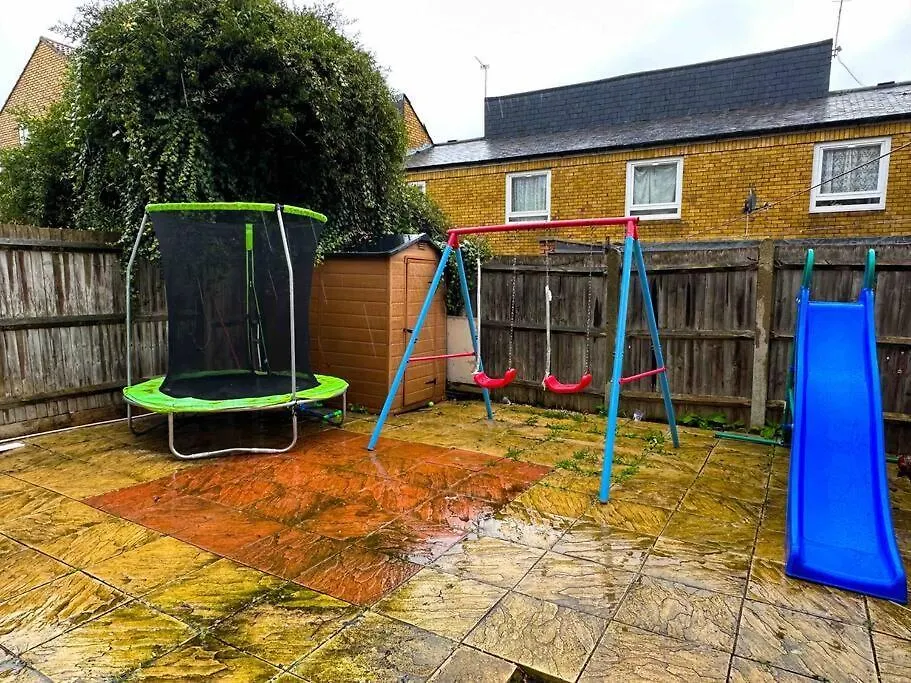 Casa vacanze New! 4 Bedroom London House With Garden And Lawn
